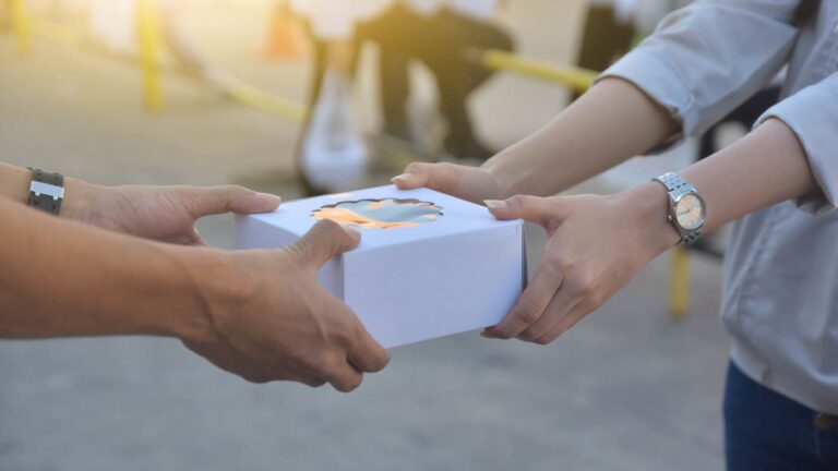 Show Your Love With Gifts – Make The Day Memorable